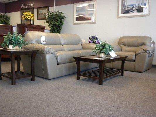 Quality Living Room Furniture,Table Sets,Bedrooms,and Recliners!