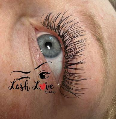 Wow! What a beautiful eye color with this pretty classic lash fill!