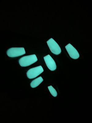 Glow in the dark nails