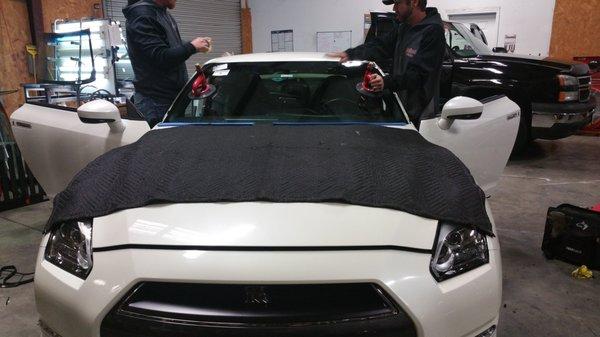 Setting the windshield on 2015 Nissan GTR