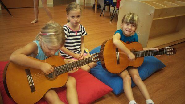 Group guitar lesson in Claude Moore