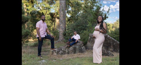 Pregnancy family session! Get into this nature! Right in one of our local parks.