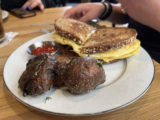 Egg sandwich with potatoes