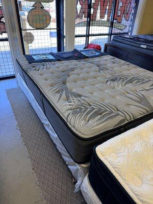 Queen Sealy plush mattress and box $500