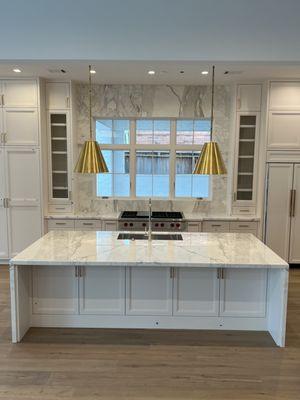 Calacatta bettogli island and kitchen counters with full back splash