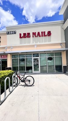 Lee Nails