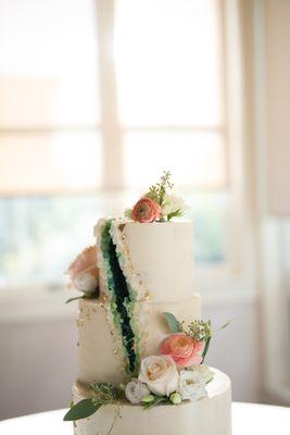 Spot the gold rock climbers on this beautiful vegan wedding cake by Hanami Cake Design