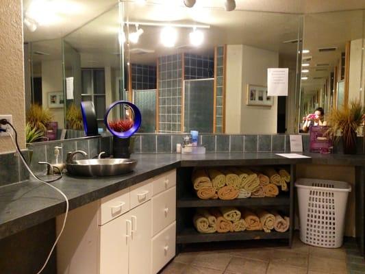 Counter top & sink. There are 2 sinks.