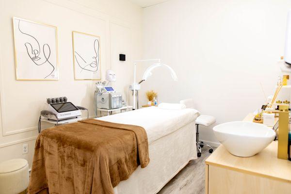 Discover top-notch facial treatments in our cozy esthetician cabin. Where technology meets expertise.