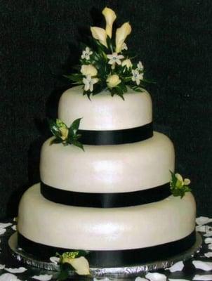 White buttercream, black ribbon borders and fresh calla lilies.