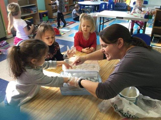 Children explore how insulation changes the feel of cold water