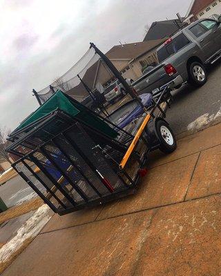 Quick trampoline and dog kennel unload