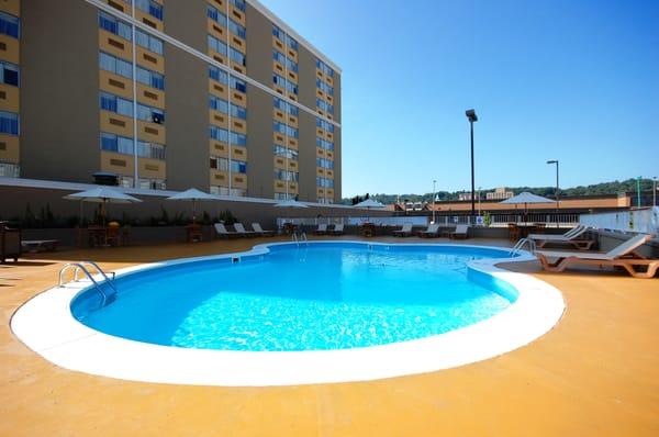 Outdoor Pool | Charleston Plaza Hotel