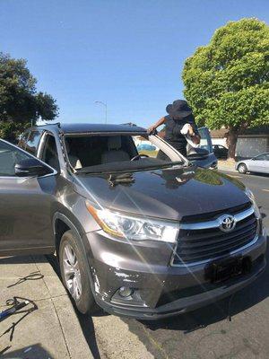 Replacing windshield on a Toyota Highlander.