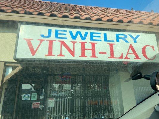 Racist jewelry store. Do not shop here.