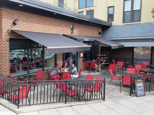 Commercial restaurant using our Aristocrat Estate retractable awnings and fixed basket awning with lettering