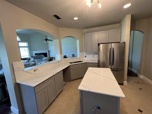 Mr.Ahmed 's New Kitchen
Light grey shaker Cabinets
countertop Calcacatta 3cm Slab with fullbacksplash