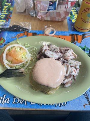 Mofongo con ensalada de pulpo