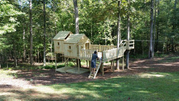 Amazing amount of deck space on this split level playset, which also has a crow's nest.