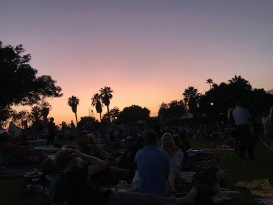 A free concert with this kind of view, it's an awesome night of pic nic, live music and dancing in this movie like venue!