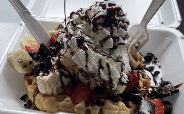 Everyone like theirs differently 

Here we have a waffle with strawberries, bananas, crushed cookies, vanilla ice cream, chocolate syrup.