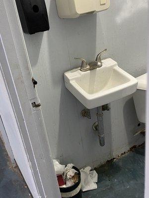 Disgusting bathroom. No soap