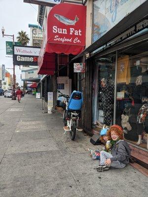 Nom Nom with the kids while the Sun Fat guys load up our cargo bike