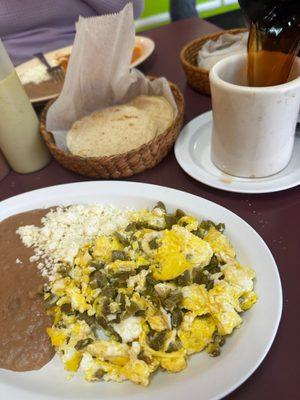 Nopales con huevo y frijoles y también café de canela.