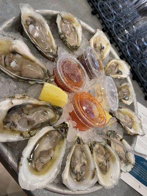 Assorted raw oysters