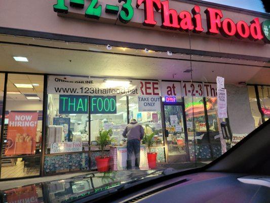 The storefront of 1-2-3 Thai in Oak Harbor.