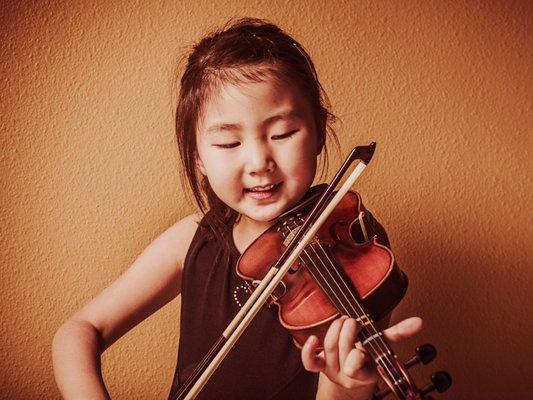 Group violin classes for children who are 6 years old and up.