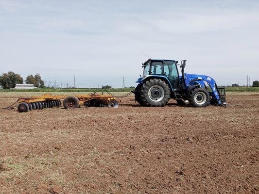 New Holland TL100A 4WD Tractor with 10'-6"  Disc.