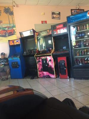 If they took out the arcades and brought in chairs for waiting customers they'd probably have better reviews