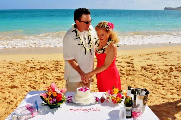 Gorgeous wedding cake setups on breathtaking Oahu beach locations!