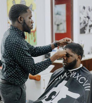 Unleash your true potential with the exceptional grooming services offered at No Grease! barbershop.