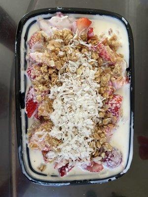 Strawberry and banana bionico with granola and coconut shavings