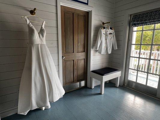 Cute hangars to display your wedding outfits