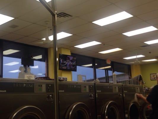 Flat screens of the NBA game while waiting for laundry to finish up