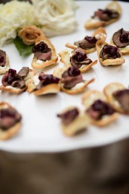 Peppered elk bruschetta with lingonberry