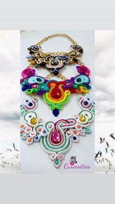 Collares con colores tradicionales en tendencia