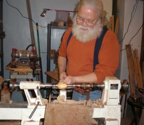 Watch woodturniing demonstrations.