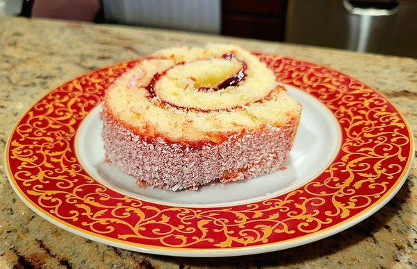 Rocambole goiabada is a guava roll cake.