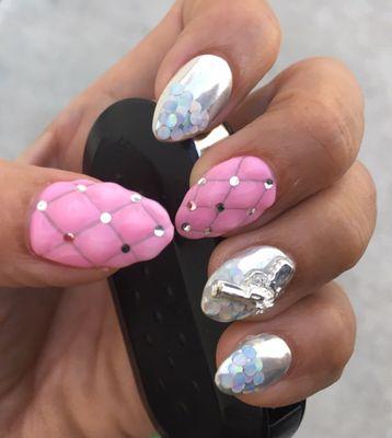 Beautiful chromed nails by Yuki soooo cutee!!