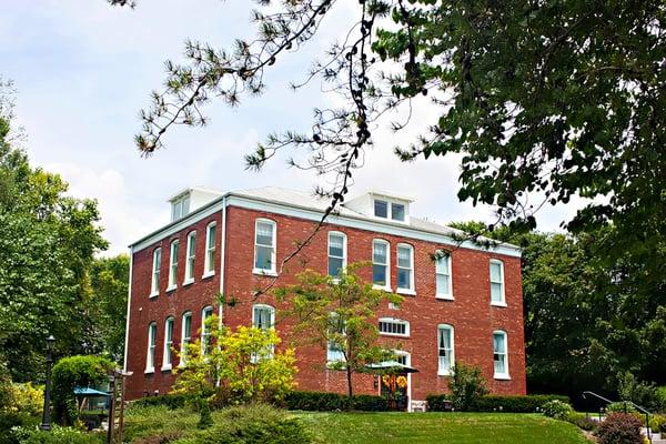 School House Bed and Breakfast in Rocheport MO.  Restored 1914 school building, 11 elegant guest rooms, all with private baths.