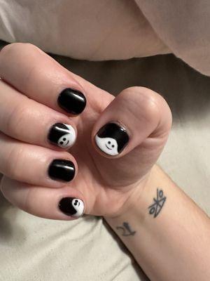 cute ghost nail art for halloween (gel polish)