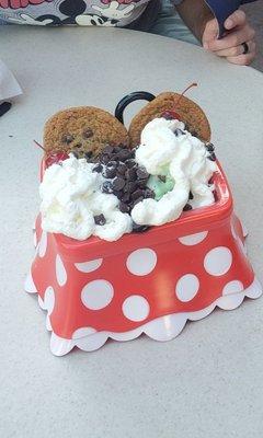 Minnie sink cookie Sundae!