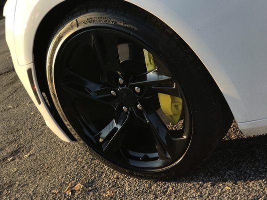 Gloss black rims yellow calipers