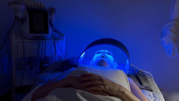 Experience our innovative photon light therapy, targeting dark spots, acne, and wrinkles. Achieve precise, smooth and rejuvenated skin.