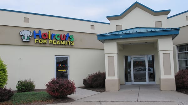 One of 2 indoor mall entrances.