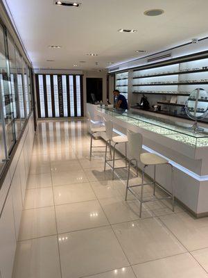 Clean moderN store